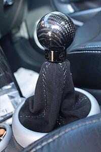 New shift and E-brake boot! They now match my seats :3-md7npifh.jpg