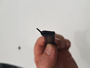 Rubber on windscreen cowl-20170824_170908.jpg