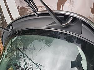 Rubber on windscreen cowl-20170824_170756.jpg